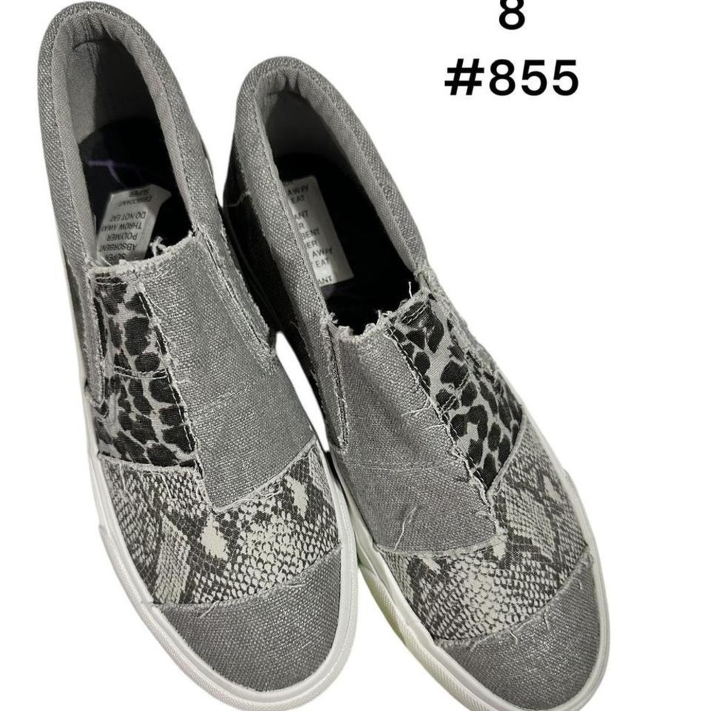 New‎ Blowfish Slip on Sneakers w/Snake Print Size 8